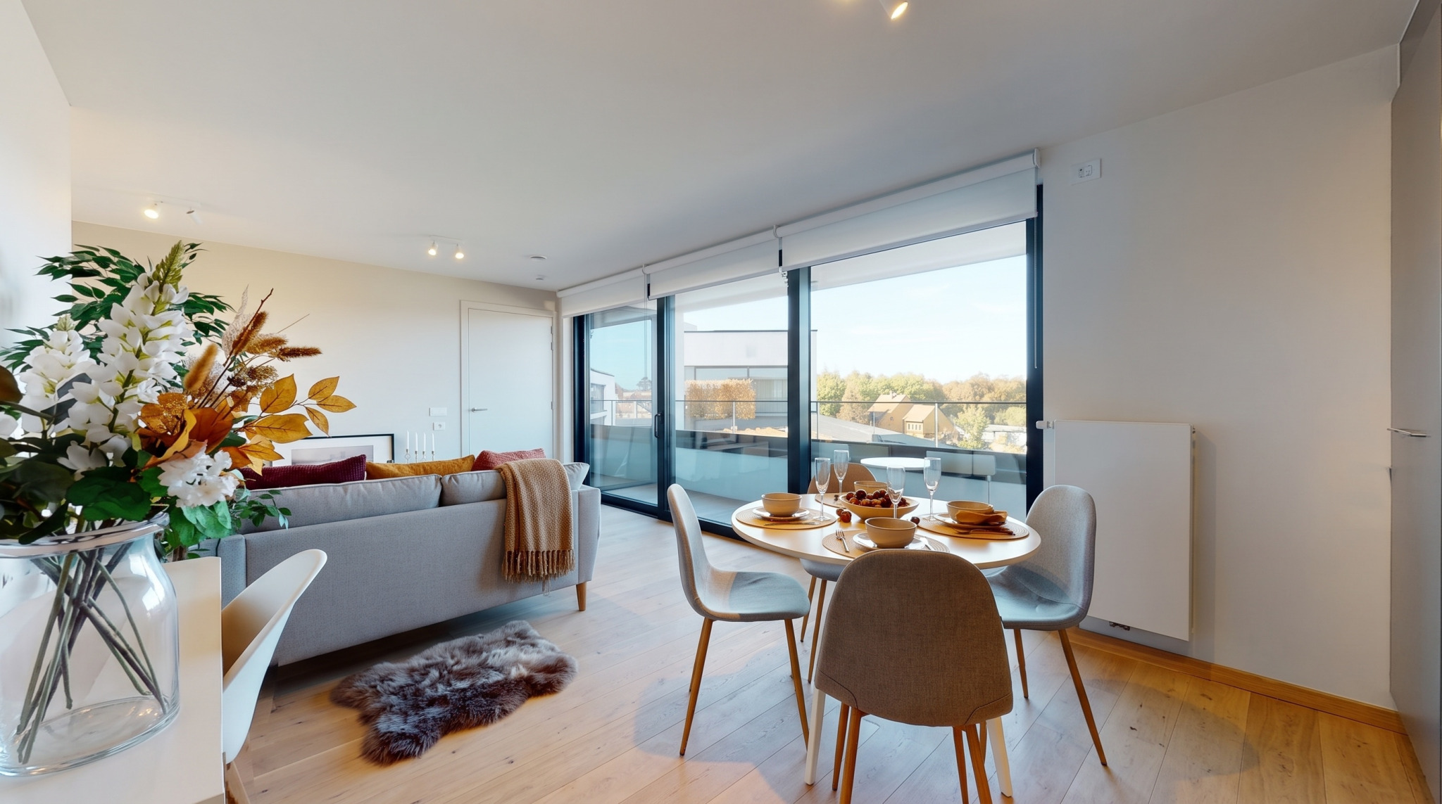 Lichte leefruimte in een appartement van Residentie Vijverhof in Zwevegem
